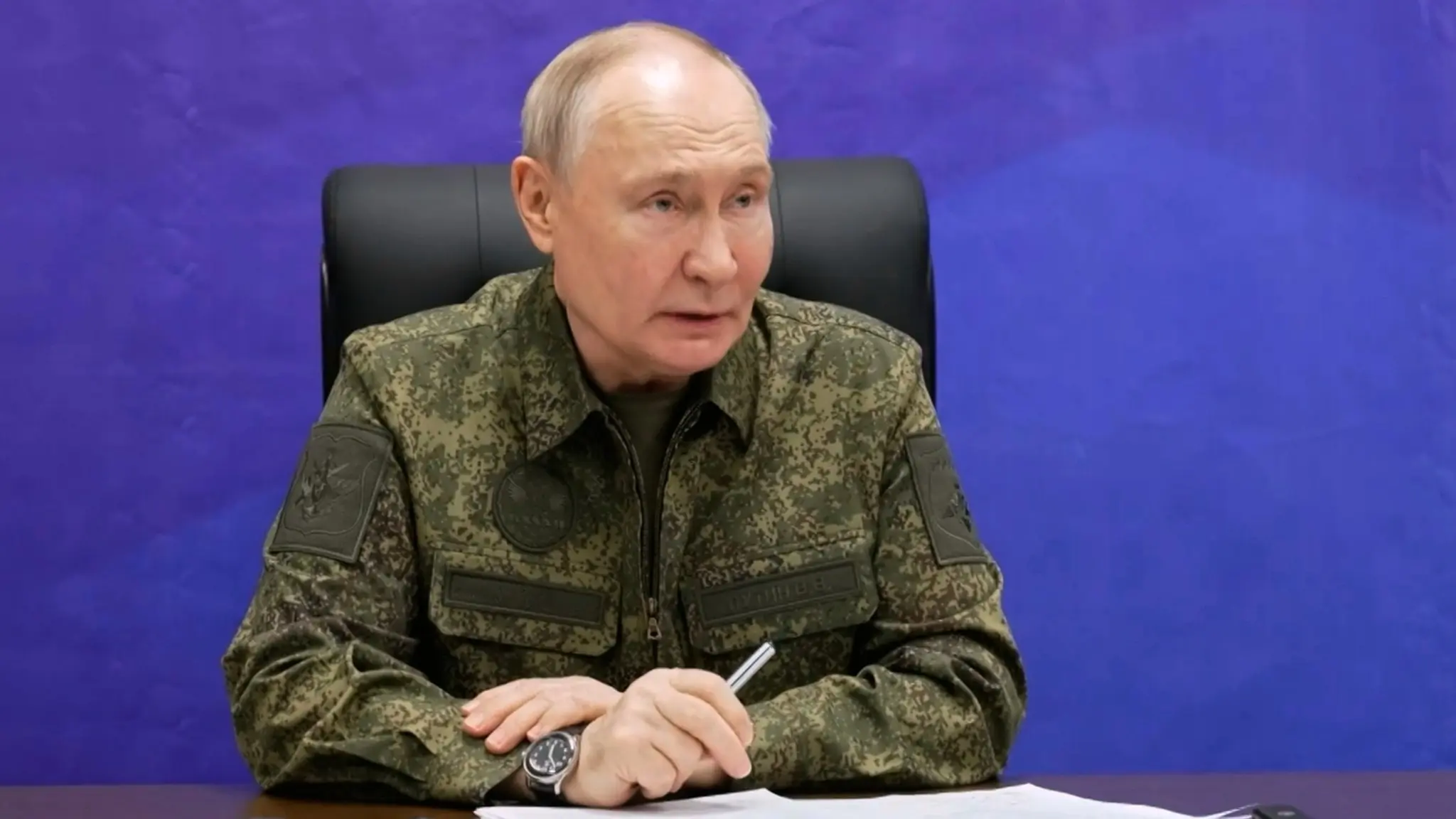 Rysslands president Vladimir Putin i militärkläder, på en bild som släpptes kort innan USA:s särskilda sändebud Steve Witkoff kom till Moskva för fortsatta fredsförhandlingar om kriget till Ukraina.