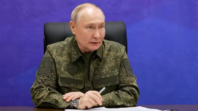 Rysslands president Vladimir Putin i militärkläder, på en bild som släpptes kort innan USA:s särskilda sändebud Steve Witkoff kom till Moskva för fredsförhandlingar.