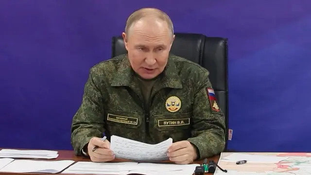  Vladimir Putin under ett möte med militärer nyligen.
