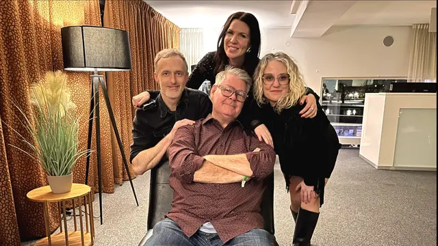 Micke Cederberg omgiven av trion från Nyköping som heter The Jem's