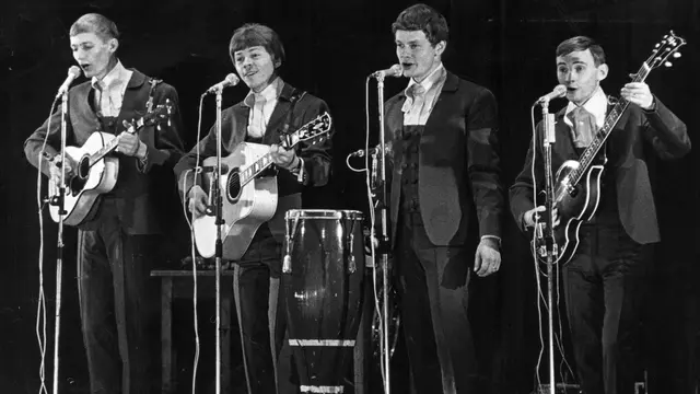 Popgruppen Hootenanny singers tolkade redan 1966 Benny Anderssons "Sunny Girl". 
