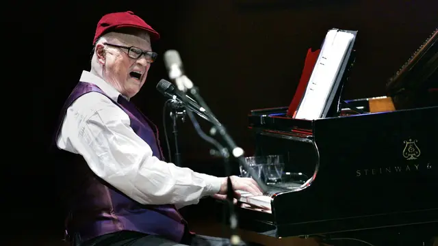 Povel Ramel på scen 2006