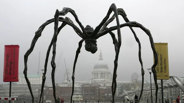 Maman står utanför Tate Modern i London 1999
