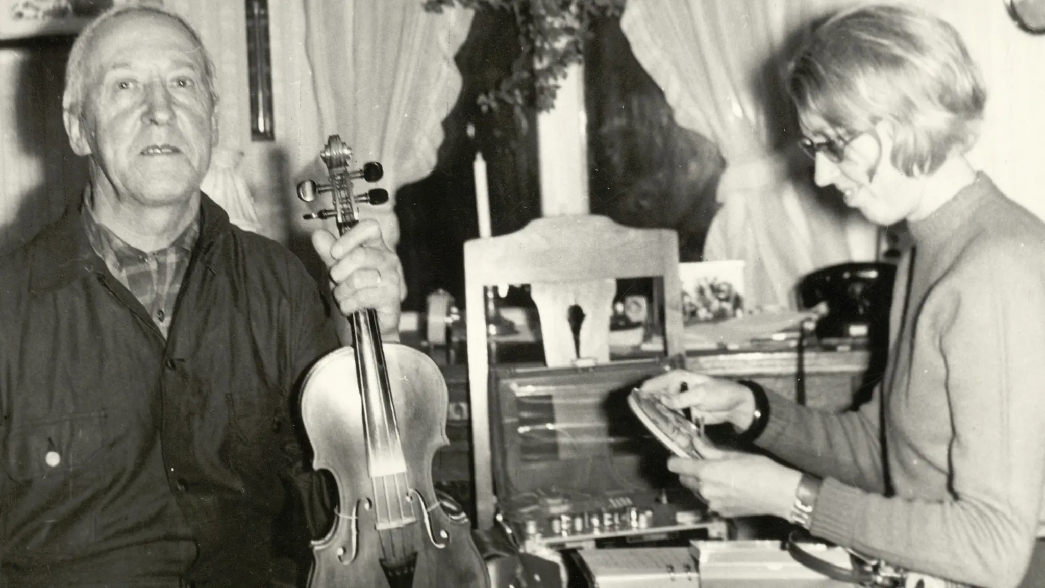 Märta Ramsten med spelmannen Lars Jansson under inspelningsresan i Bohuslän sommaren 1968.