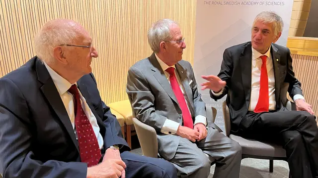 John Clarke, Michel Devoret och John Martinis fick Nobelpriset i fysik 2025 för forskning de gjorde tillsammans på 1980-talet.