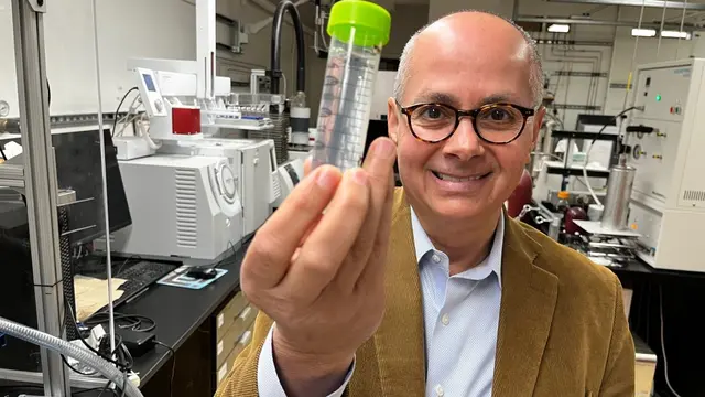 Nobelpristagaren Omar Yaghi i labbet med ett provrör med en lösning med MOF, ett metallorganiskt ramverk