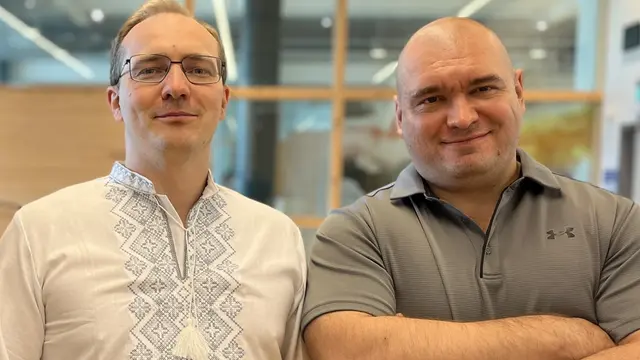 Tomas Klingström, iförd skjortan han fått från Ukraina, och  SLU, och Roman Kulibaba.