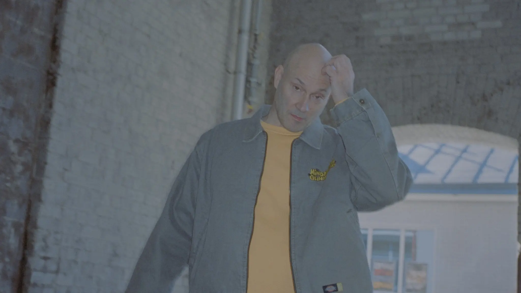 Kaah står och kliar sig på huvudet