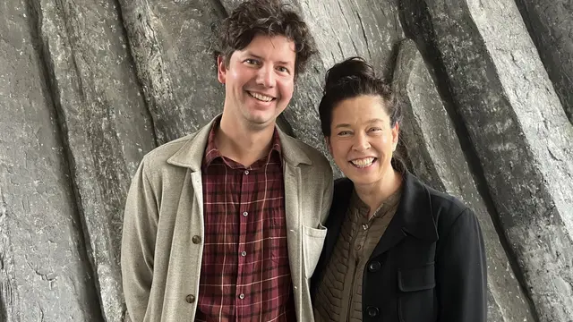 Barn- och ungdomsförfattaren Oskar Kroon tillsammans med Marie Lundström, 2025. 