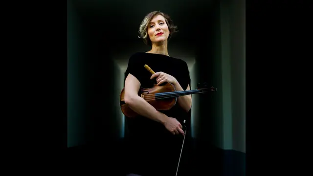 Anna Fusek håller i sin fiol och sin blockflöjt.