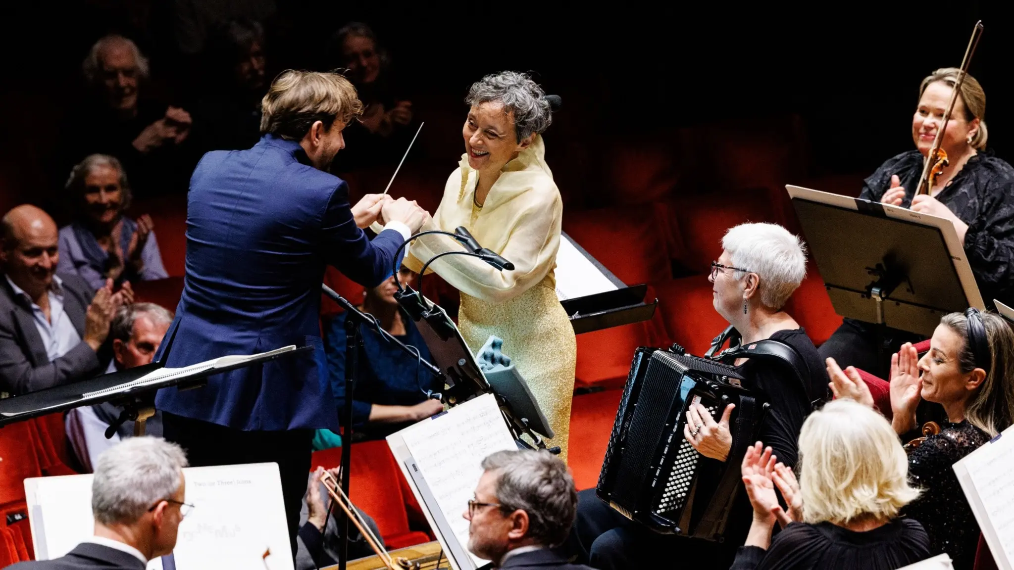 Dirigent Clemens Schuldt tackar sopransolist Charlotte Riedijk på scenen 