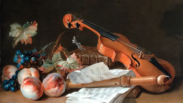 Stilleben med en fiol, en blockflöjt, böcker, notblad, persikor och vindruvor på en bordsskiva.