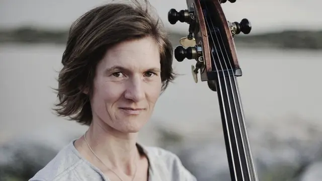 Basisten och kompositören Eva Kruse. 