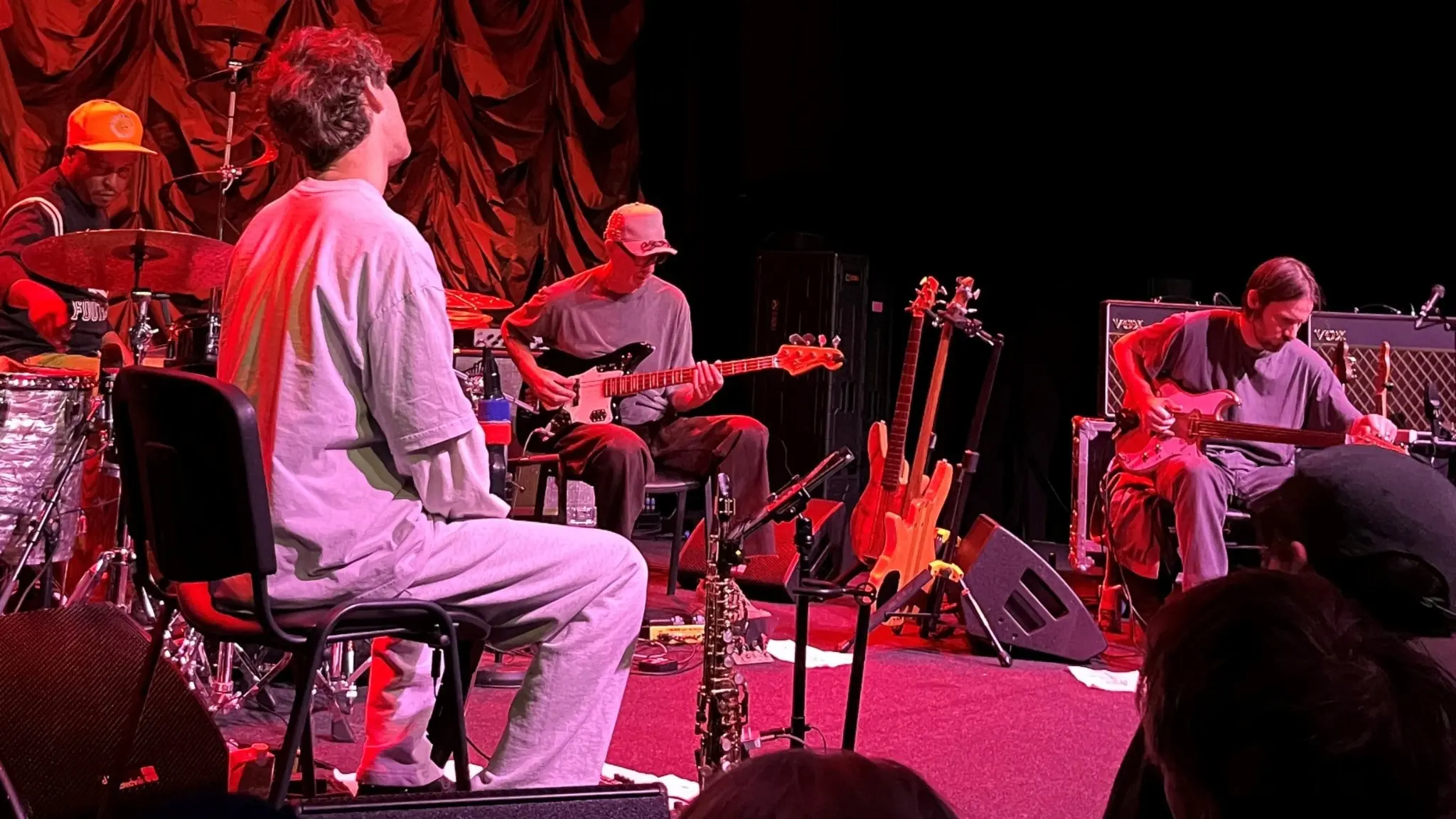 Basisten Pino Palladino och gitarristen Blake Mills i Stockholm den 12 oktober 2025 med trummisen Chris Dave och saxofonisten Sam Gendel. Foto: Berit Nygren/Sveriges Radio