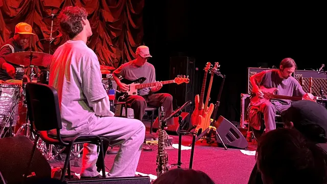 Basisten Pino Palladino och gitarristen Blake Mills i Stockholm den 12 oktober 2025 med trummisen Chris Dave och saxofonisten Sam Gendel. 