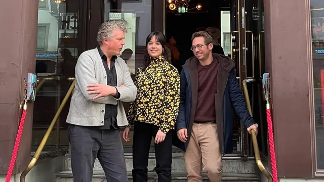 Daniel Franck, Cornelia Nilsson och Aaron Parks på trappen in till jazzklubben Fasching 2025.