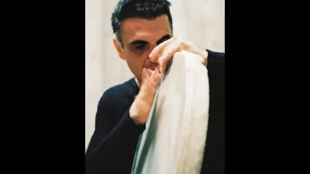 Mohammad Reza Mortazavi spelar på det traditionella iranska instrumentet tombak och blandar med elektronik. 