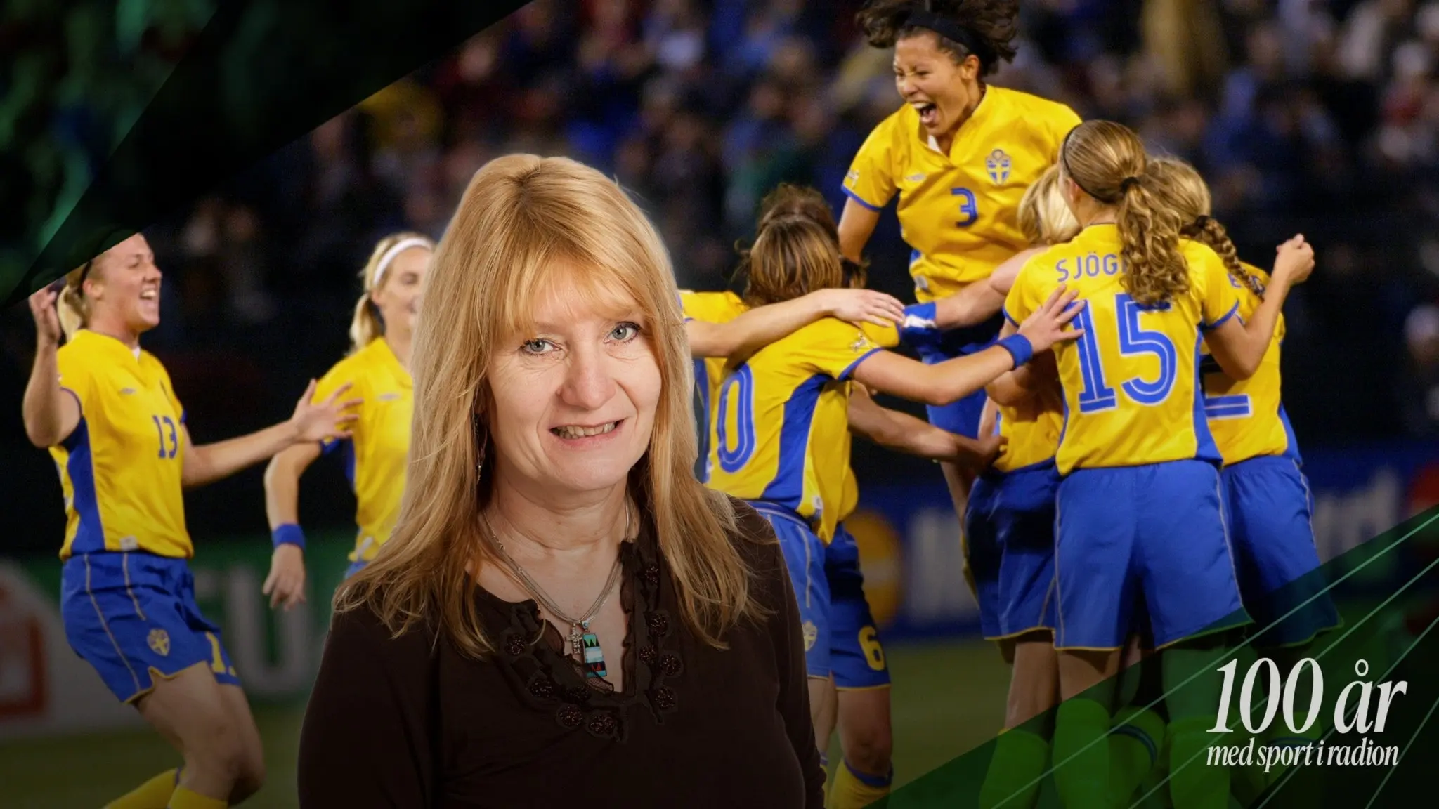 Annika Greder Duncan framför en bild på damlandslaget i fotbolls-VM 2003.