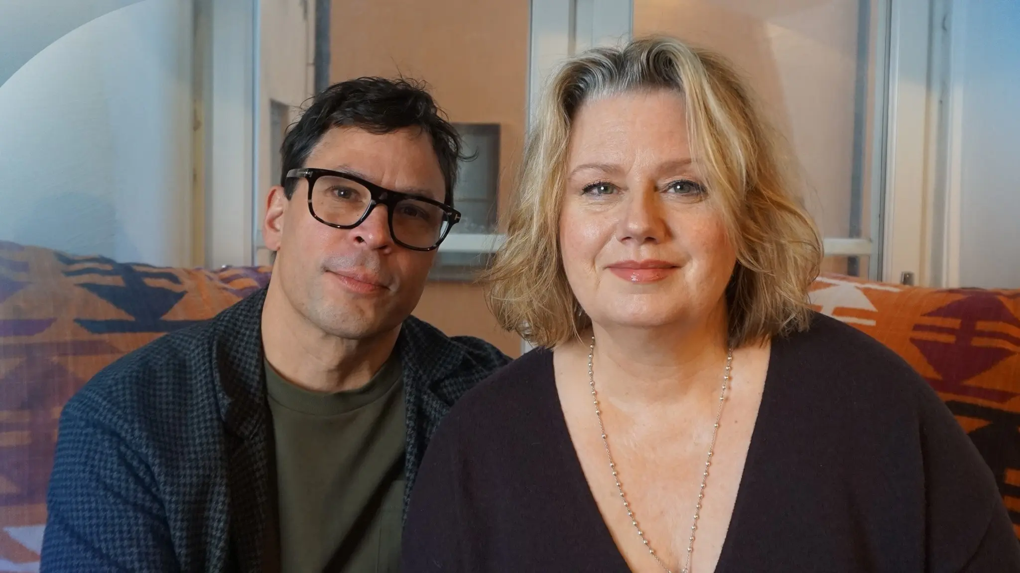 Martin Wicklin, Söndagsintervjuns programledare, med gästen Lena Nilsson, skådespelare.