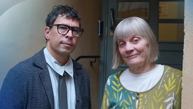 Martin Wicklin, Söndagsintervjuns programledare, med författaren och översättaren Gun-Britt Sundström.