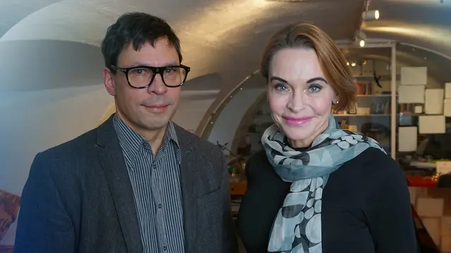 Martin Wicklin, Söndagsintervjuns programledare, med gästen Maria Strömme, professor i nanoteknologi.