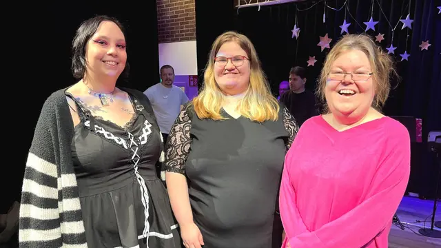 Elin, Ida och Caroline jobbar med showen This is me, för Musikhjälpen.