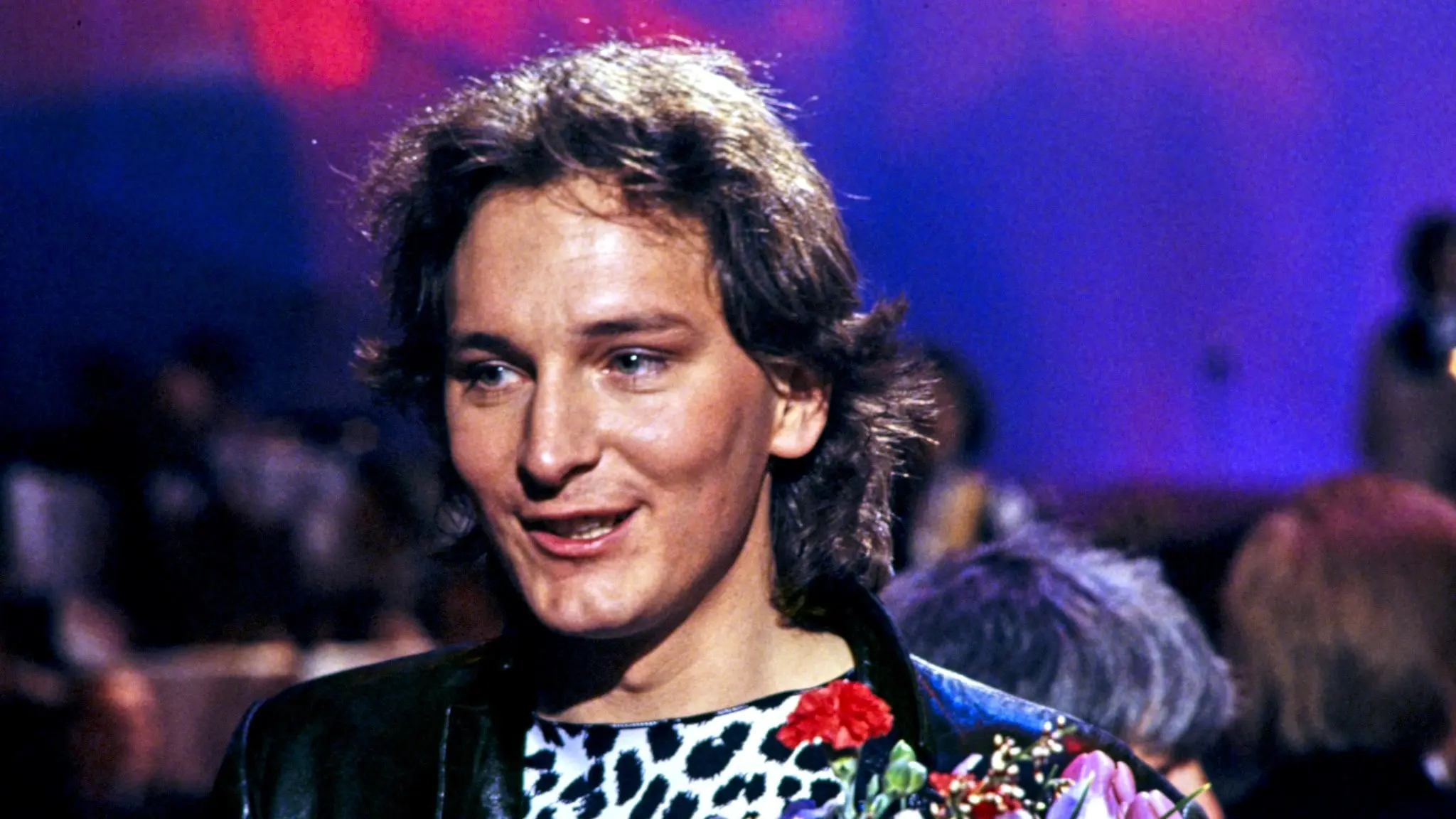 Tomas Ledin ser nöjd ut och sneglar åt höger. 