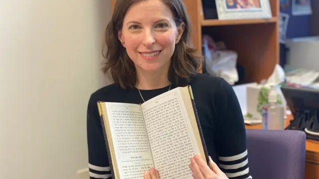 Arianne Brown, "Chanele di chaznte", med en "seder tchine", en bönbok på jiddisch.