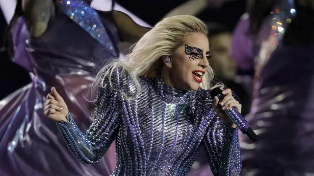 Lady Gaga uppträder i halvtidsshowen på NFL Super Bowl 2017.