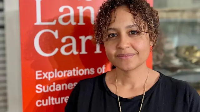 Issraa Elkogali Häggström skildrar Sudans kulturarv och deltar nu i ett forskningsutbyte i London.