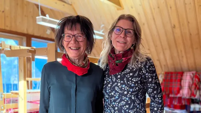 Annmari Utsi och Magdalena Utsi Johansson väver ullsjalar i Porsi.