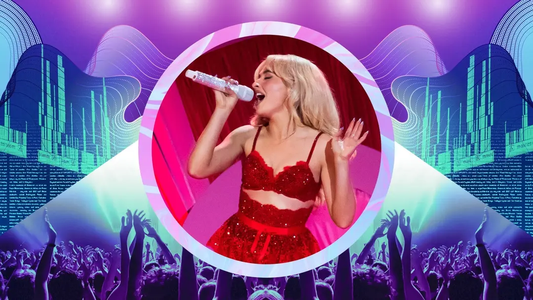 Sabrina Carpenter, klädd i röda glittriga underkläder, sjunger i en mikrofon.