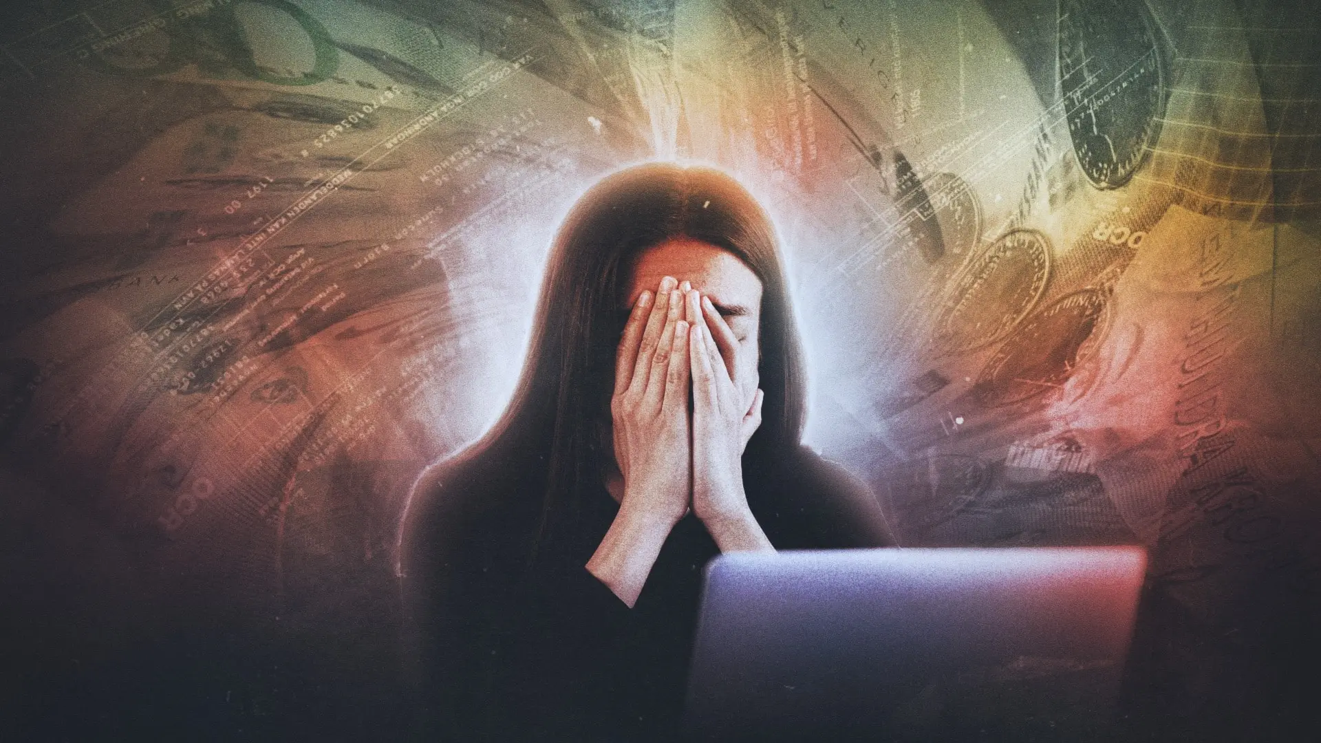 En kvinna sitter vid en dator och håller händerna för ansiktet. Bakom henne syns en virvel av pengar och fakturor.