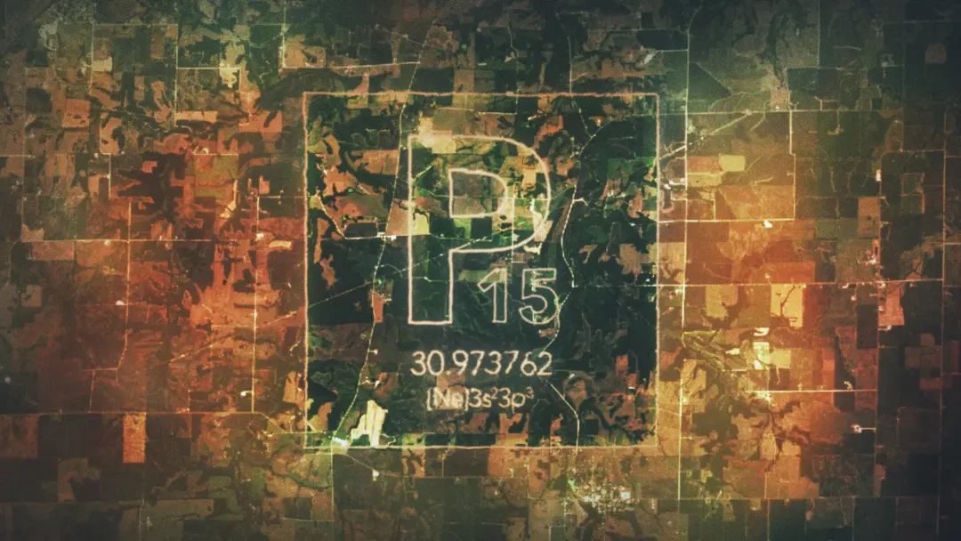 Det periodiska systemets symbol för fosfor ovanpå en satellitbild över åkrar