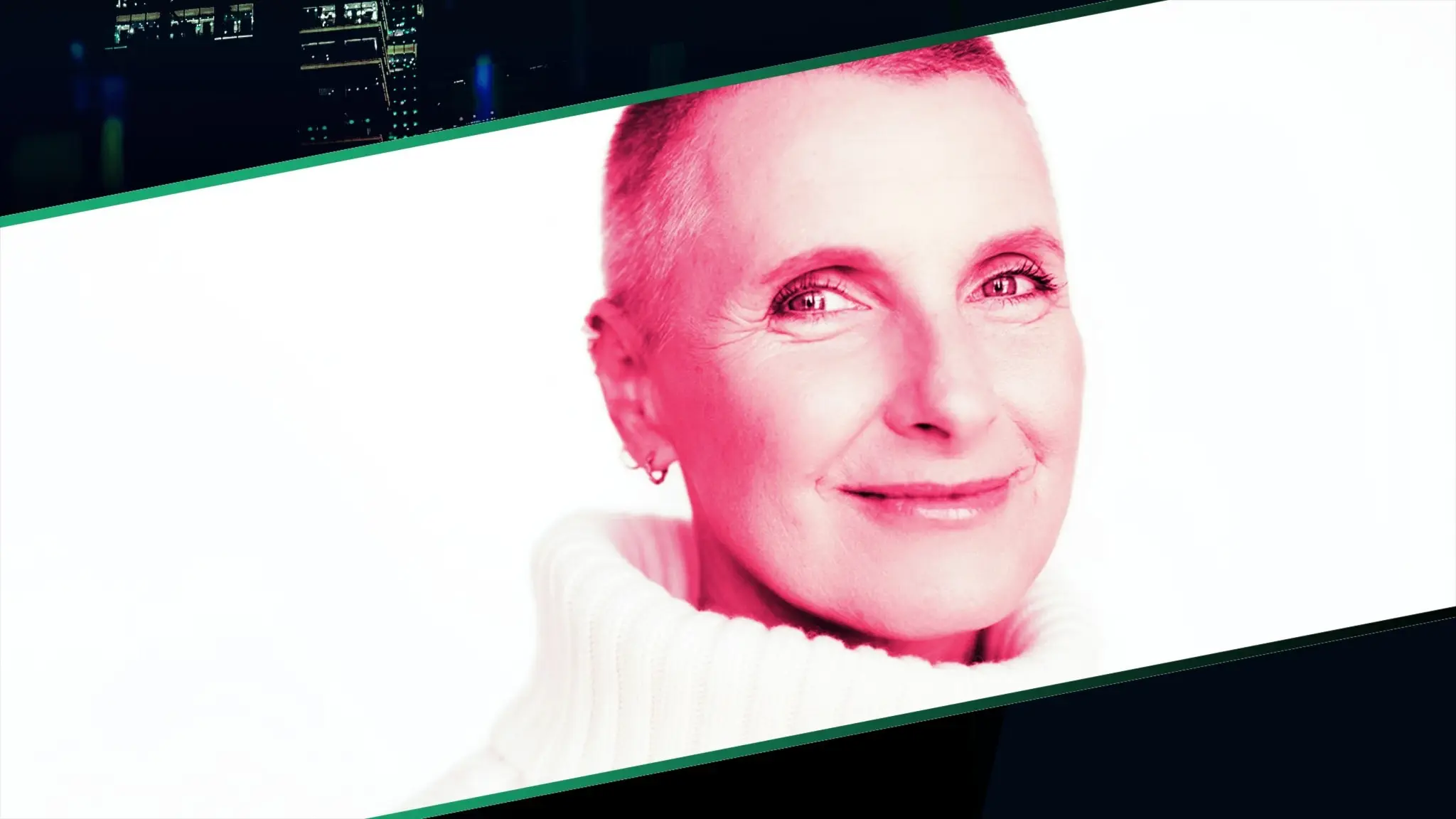 Elizabeth Gilbert i rakat huvud och polotröja. 