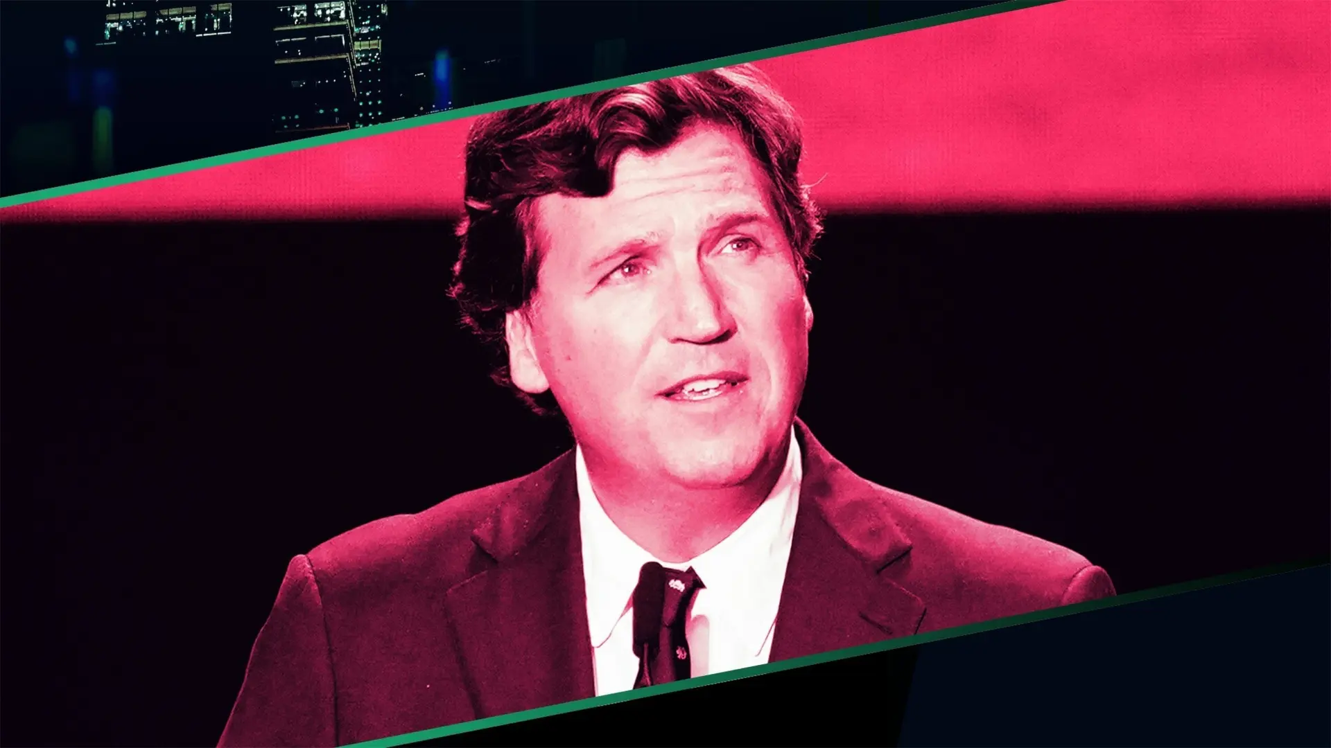 Tucker Carlson på scen i kostym