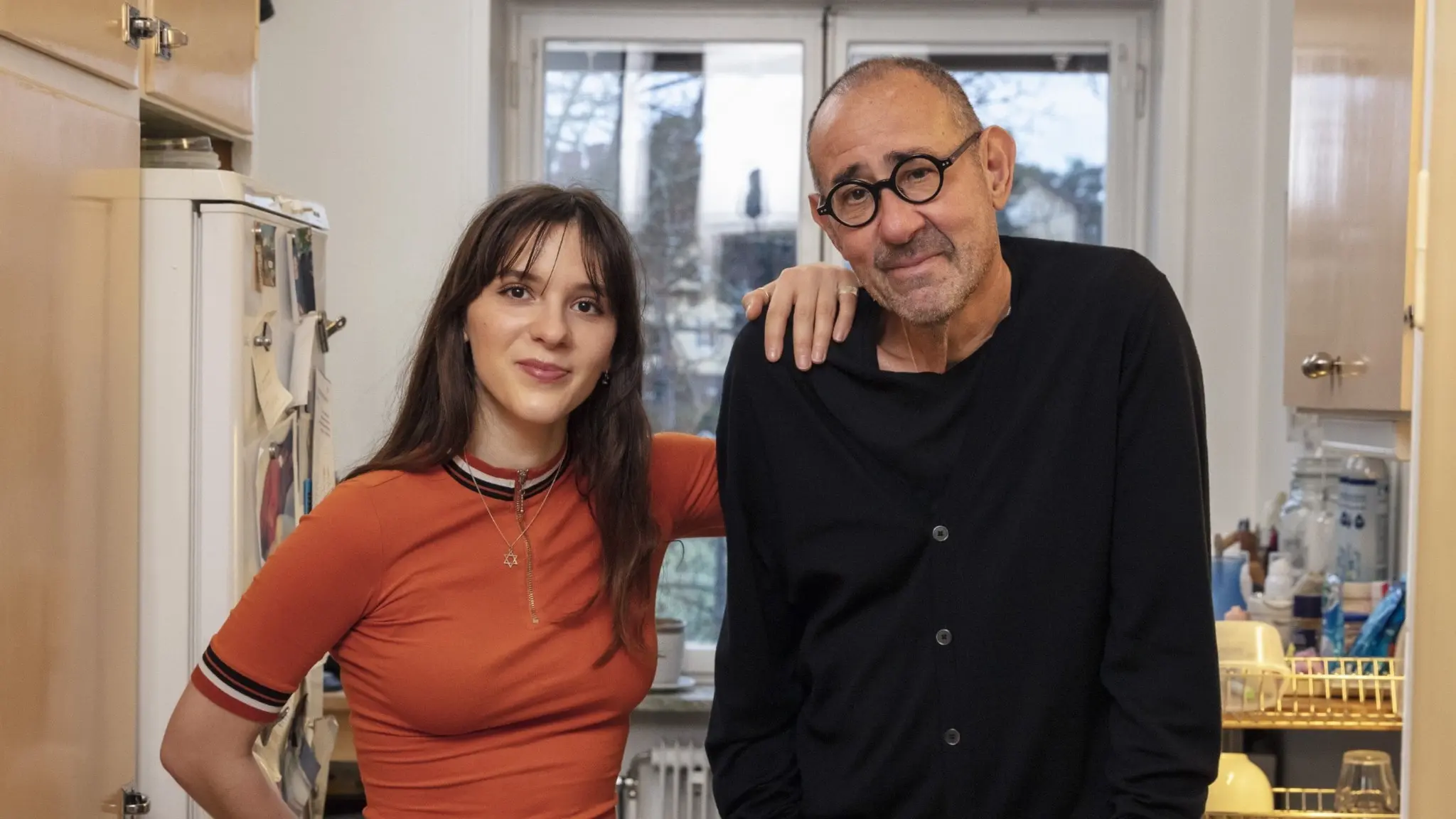 Nadja och John står bredvid varandra i ett kök.