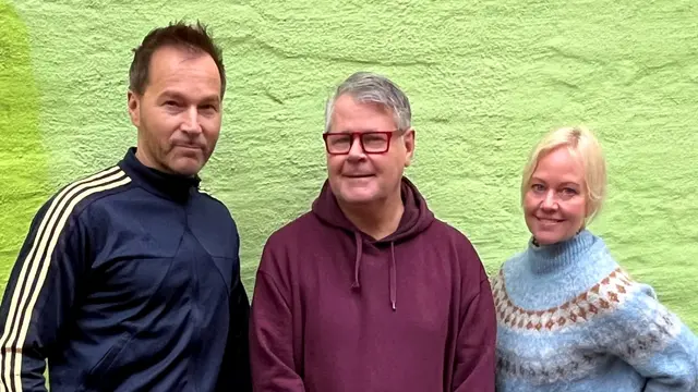 Micke Cederberg står i mitten mellan Per Lidén och Annika Thörnquist som utgör Da Buzz