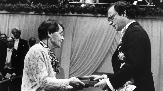 1983 fick Barbara McClintock ta emot Nobelpriset för hennes upptäckt om hoppande gener. 