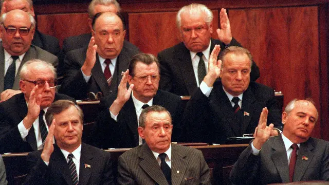 På redje raden längst bak syns Aleksandr Yakovlev i mitten, på raden längst fram till höger Michail Gorbatjov.