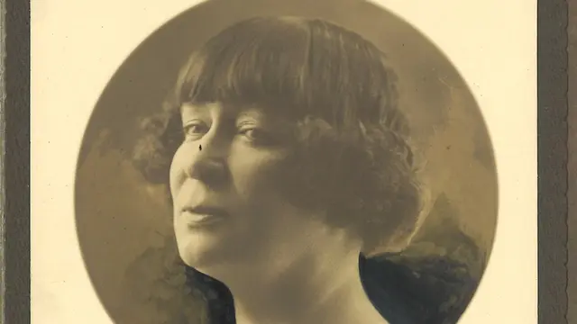 Fotograf okänd. Maria Enquist beskrivs som en karaktär. Under 30-talet var det inte ovanligt att se henne promenerandes på Strandvägen, med en apa på axeln.