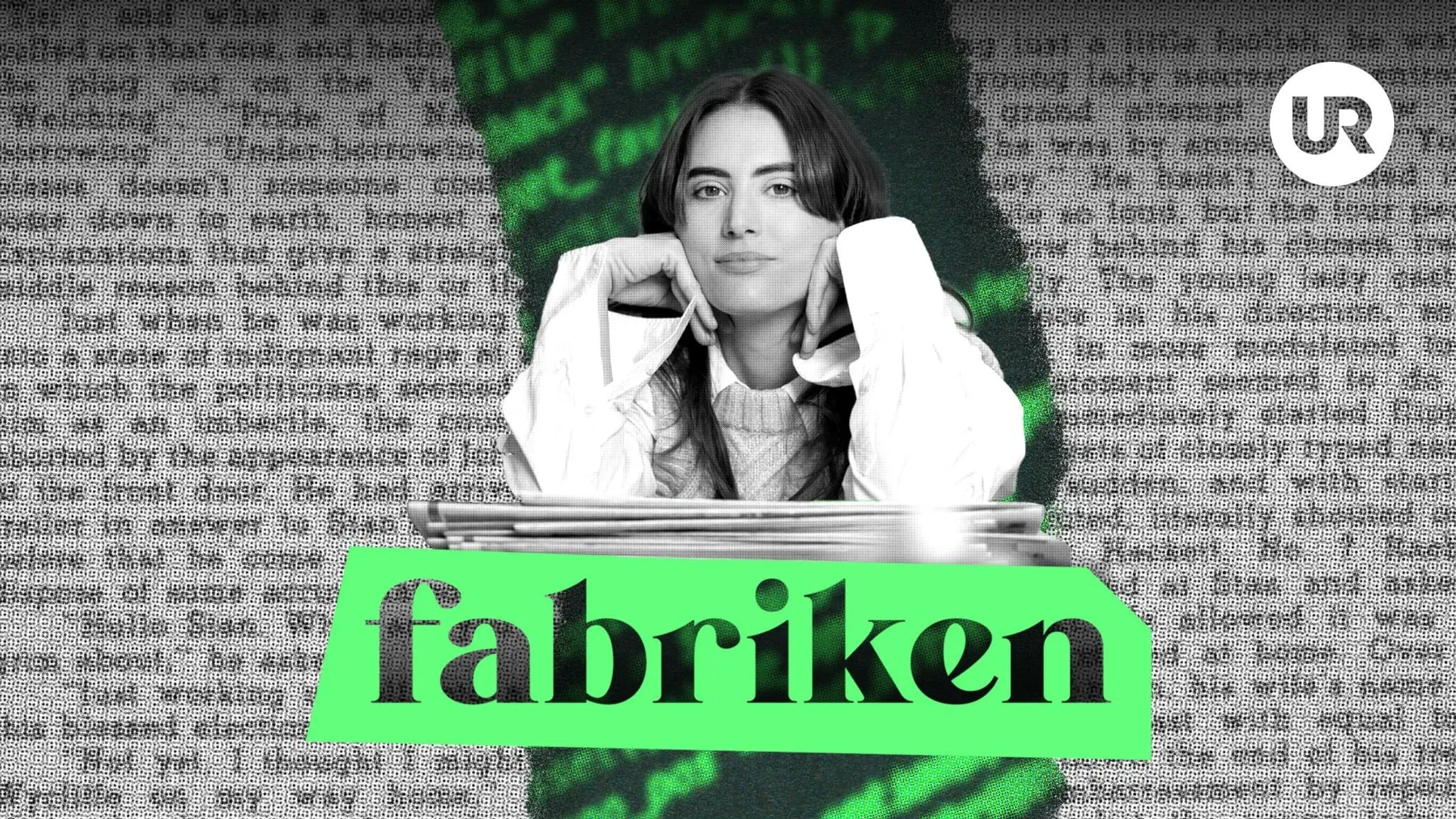 Porträtt på programledaren Emilie Roslund mot en bakgrund av en sönderriven tidning och grön programeringskod.