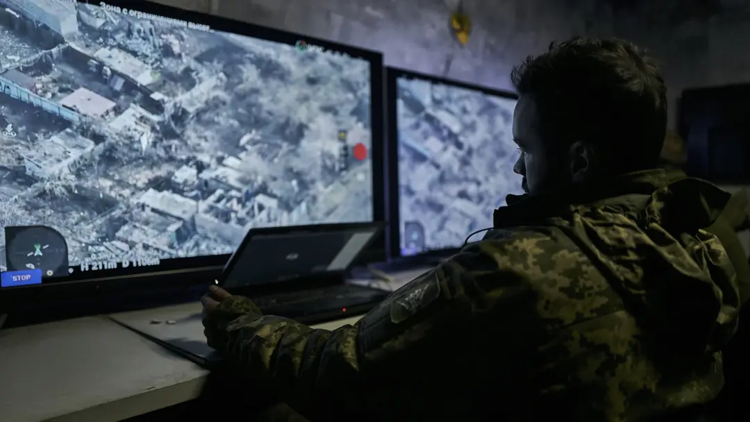 En ukrainsk soldat ser filmer över drönare i en underjordisk kommandocentral i Bakhmut, Ukraina.