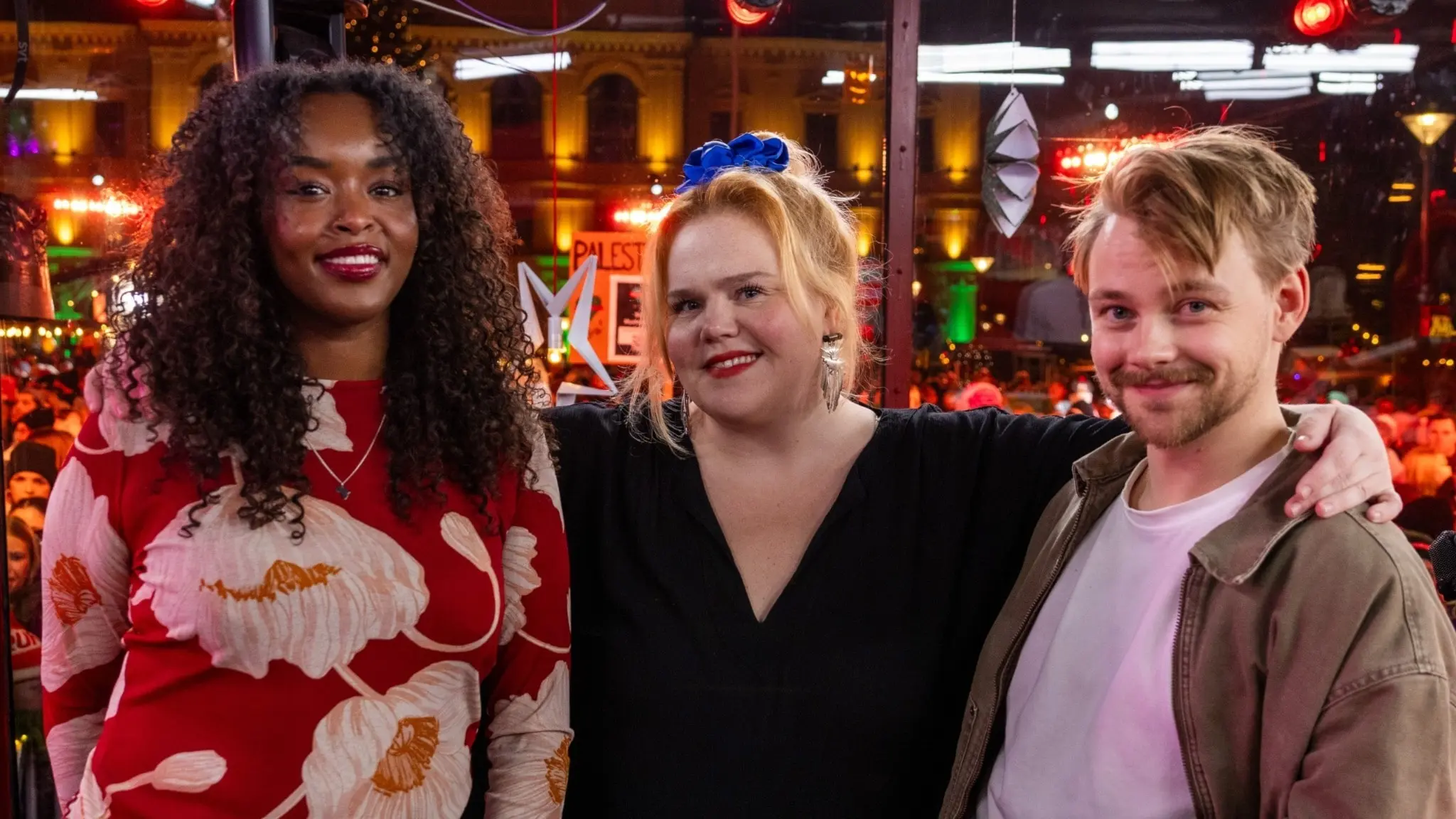  Assia Dahir, Linnea Wikblad och Hampus Hedström var årets programledare i buren på Kärlekens torg i Karlstad.