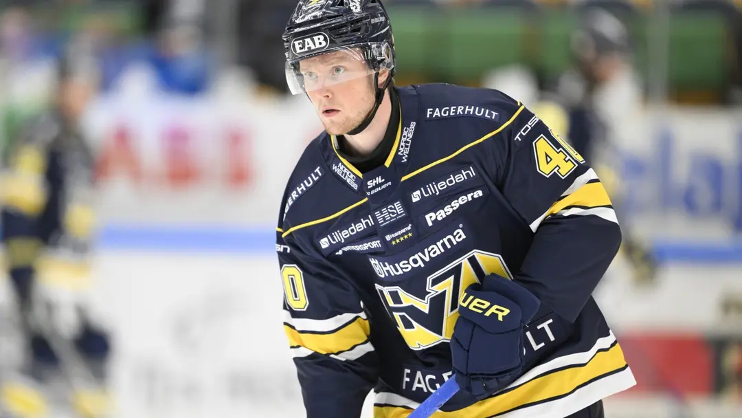 HV71:s Oskar Stål Lyrenäs i mörkblå matchtröja med nummer 42 syns på isen under en SHL-match mot Skellefteå AIK på Kinnarps Arena.