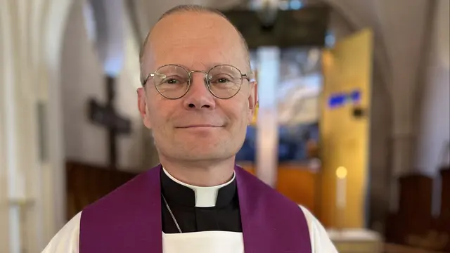 Prästen Jens Linder predikar i gudstjänsten från Växjö domkyrka. 