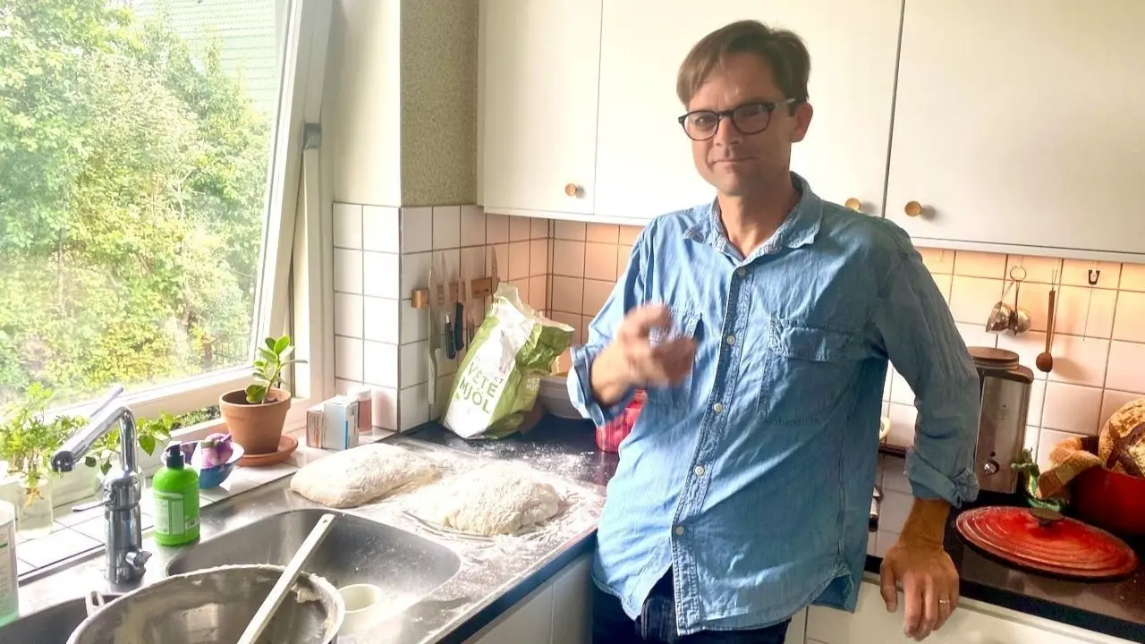 Martin Johansson vill att du bakar mer. Själv bakar han fem dagar i veckan. På ett busenkelt sätt.