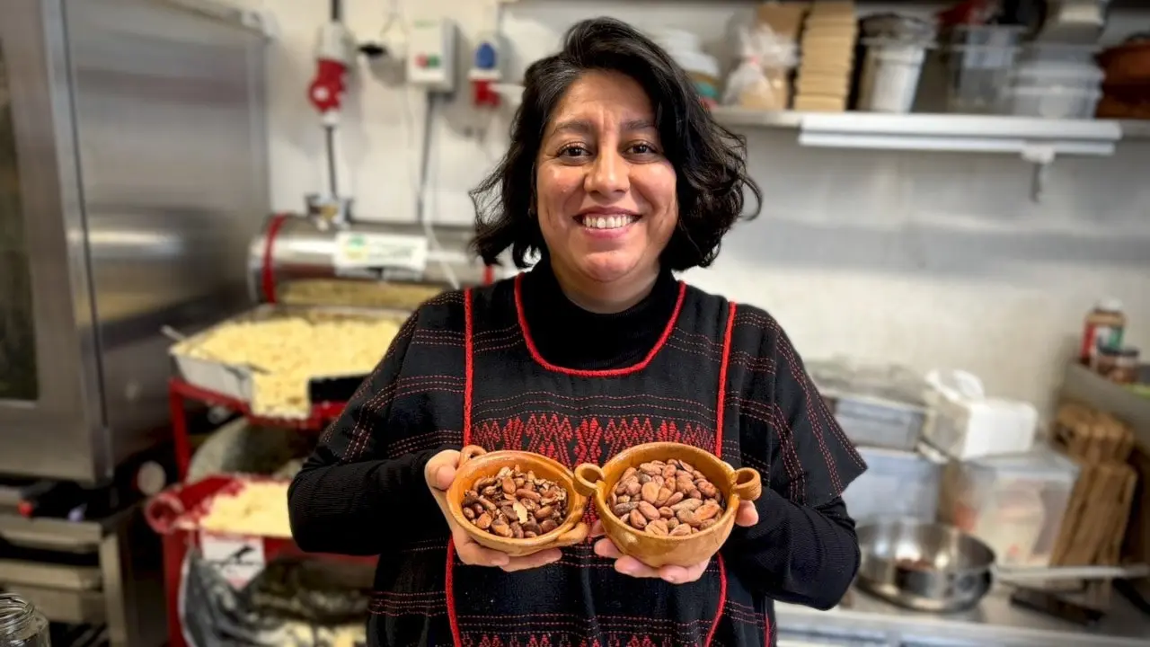 Ana-Gema Tolentino från Mexico City gör den mexicanska gudadrycken från grunden och börjar med att rosta bönorna.