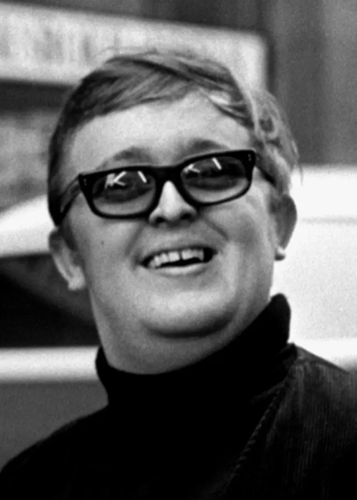 Leif Burken Björklund ler mot kameran. Han bär glasögon