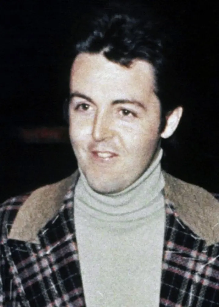 Linda och Paul McCartney suns från brösthöjd och uppåt. De bär ytyterkläder. Paul bär en polotröja och uppvikt krage på jackan. 